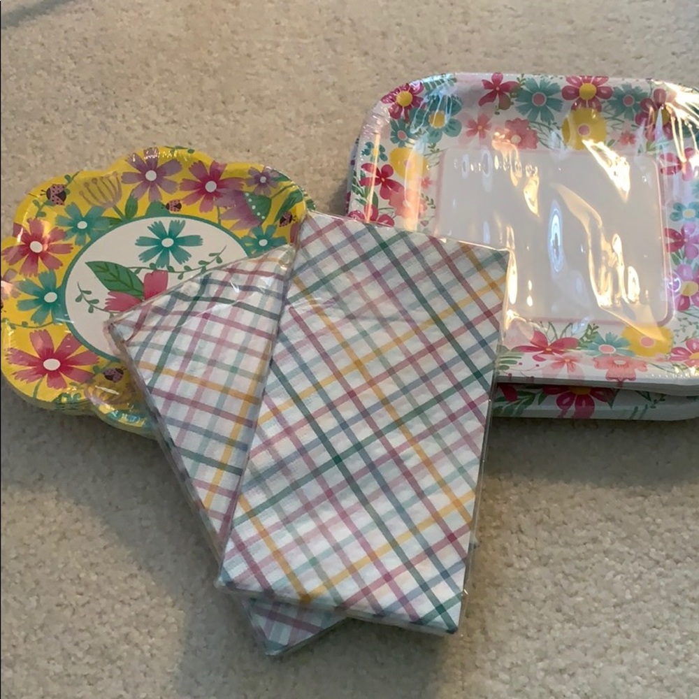 Cute Flowered Plate & Napkin Set- NWT 🌸